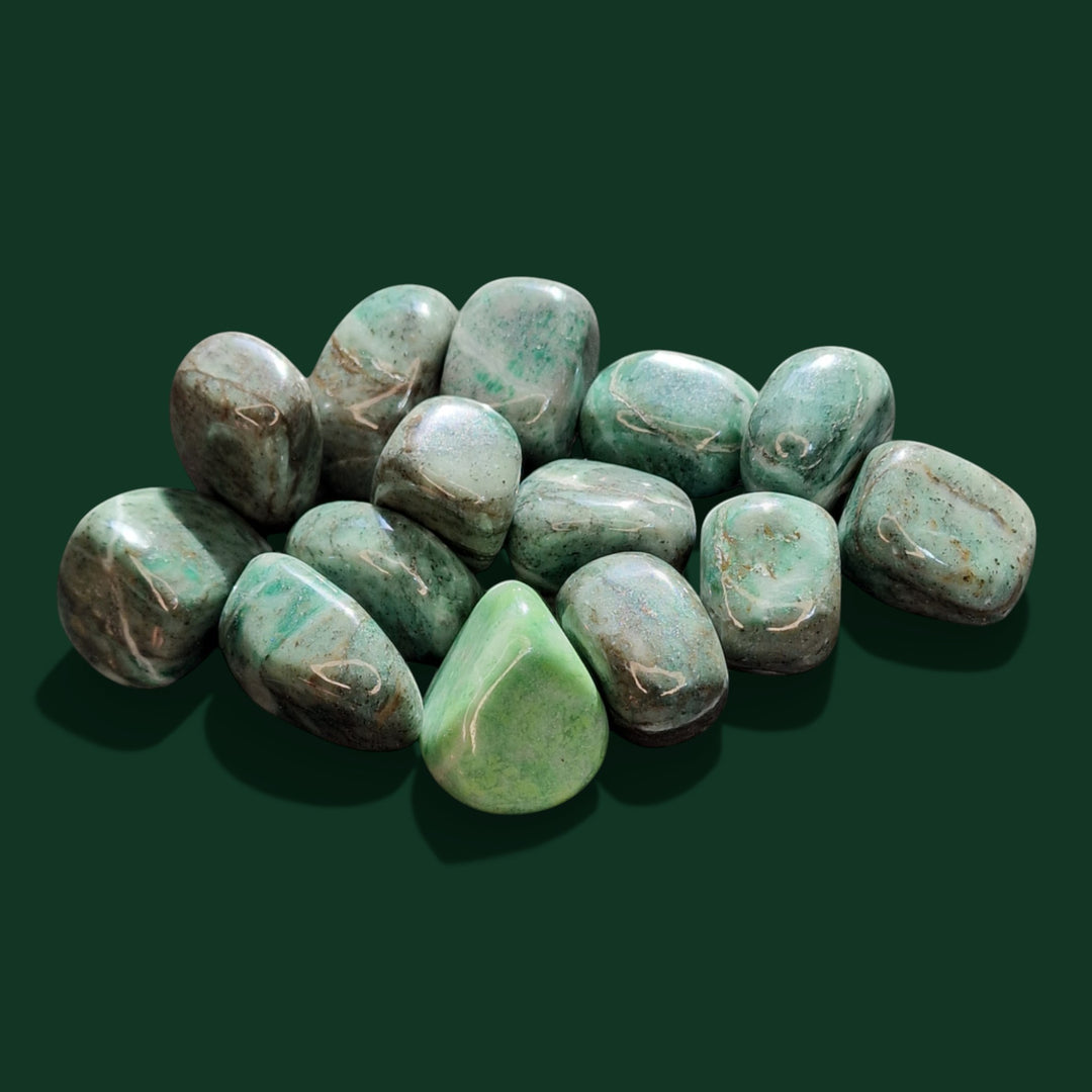 Ausgewählter Punkt Jade Handschmeichler in Freiform (Natürlich flach) der Marke Sinnikäs®.