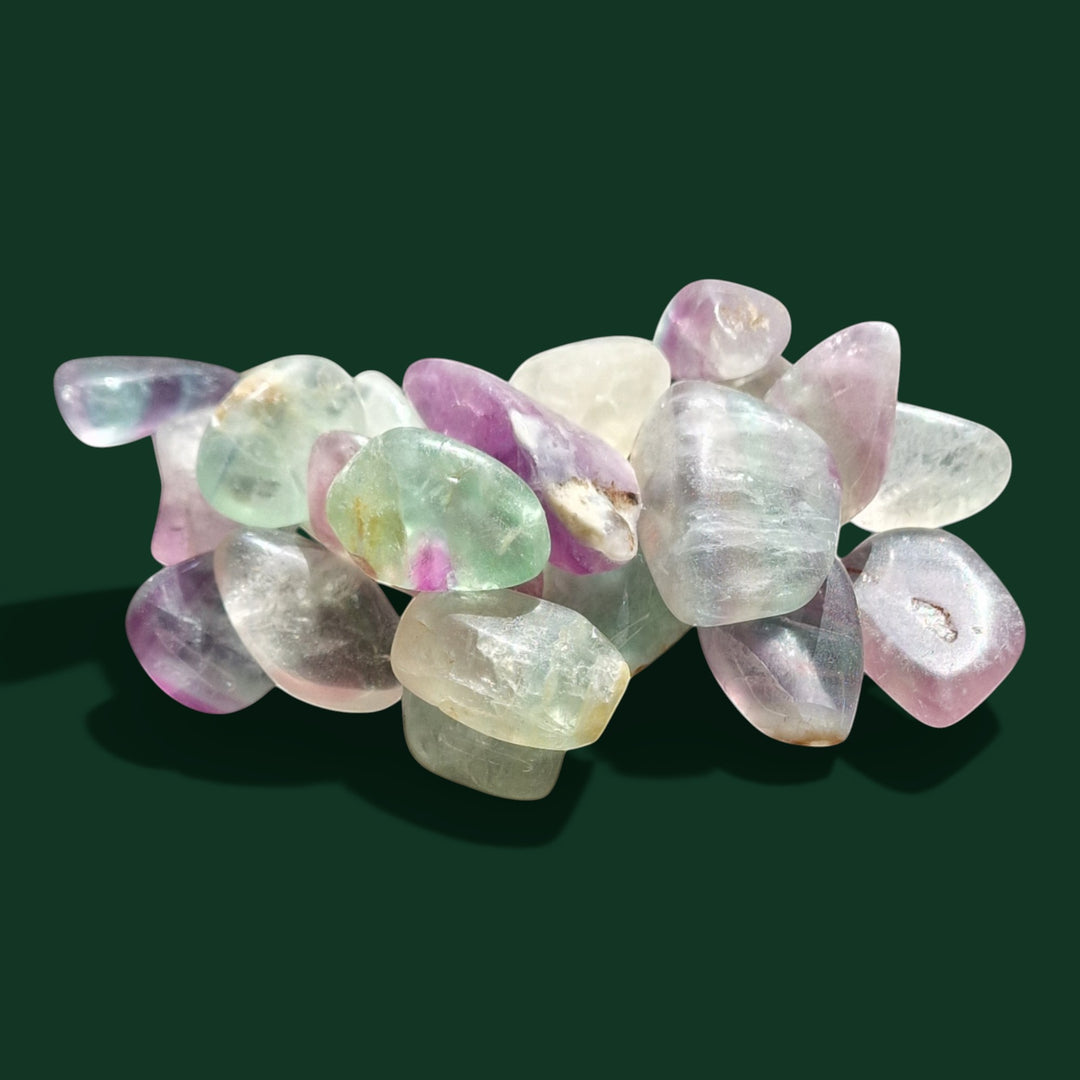 Ausgewählter Regenbogenfluorit Handschmeichler in Klassischer Trommelstein der Marke Sinnikäs®.