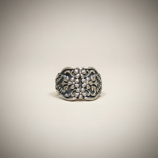 Ein Ring (Damen) aus hochwertigem 925er Silber von Sinnikäs®.
