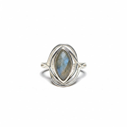 Ein Ring (Damen) aus hochwertigem 925er Silber verziert mit einem Labradorit (Stein der Reflexion, zugeordnet dem Stirnchakra) von Sinnikäs®.