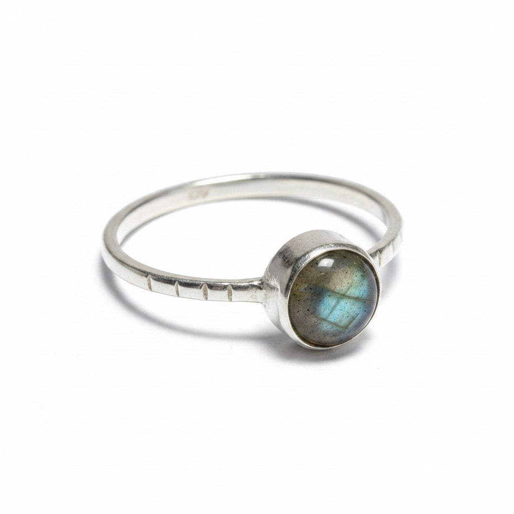Ein Ring (Damen) aus hochwertigem 925er Silber verziert mit einem Labradorit (Stein der Reflexion, zugeordnet dem Stirnchakra) von Sinnikäs®.