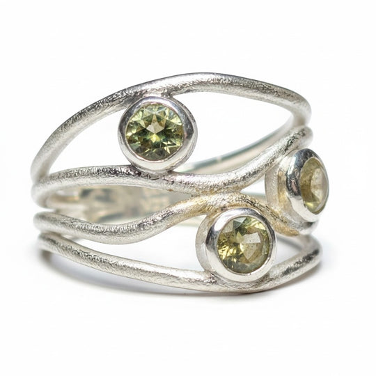 Ein Ring (Damen) aus hochwertigem 925er Silber verziert mit einem Labradorit (Stein der Reflexion, zugeordnet dem Stirnchakra) von Sinnikäs®.