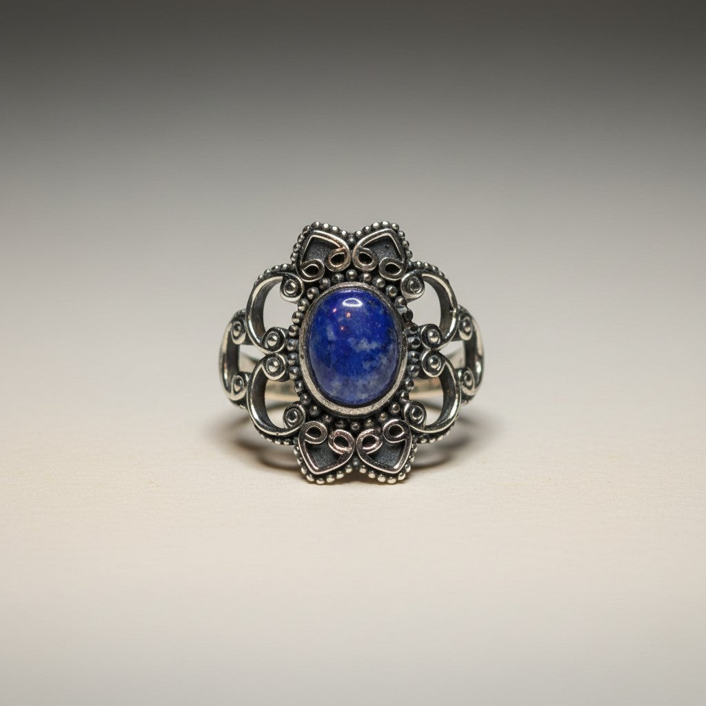 Ein Ring (Damen) aus hochwertigem 925er Silber verziert mit einem Lapislazuli (Stein der inneren Balance, zugeordnet dem -) von Sinnikäs®.