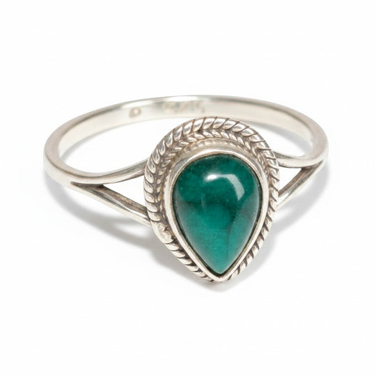 Ein Ring (Damen) aus hochwertigem 925er Silber verziert mit einem Malachit (Stein der Wandlung, zugeordnet dem Herzchakra) von Sinnikäs®.
