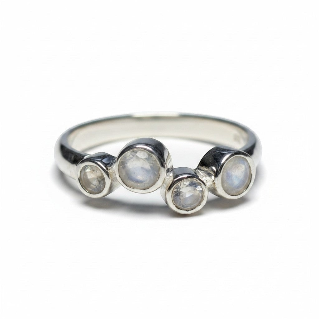 Ein Ring (Damen) aus hochwertigem 925er Silber verziert mit einem Mondstein (Stein der Intuition, zugeordnet dem Sakralchakra) von Sinnikäs®.