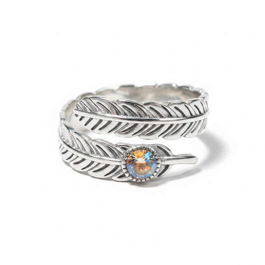 Ein Ring (Damen) aus hochwertigem 925er Silber verziert mit einem Mondstein (Stein der Intuition, zugeordnet dem Sakralchakra) von Sinnikäs®.