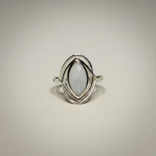 Ein Ring (Damen) aus hochwertigem 925er Silber verziert mit einem Mondstein (Stein der Intuition, zugeordnet dem Sakralchakra) von Sinnikäs®.