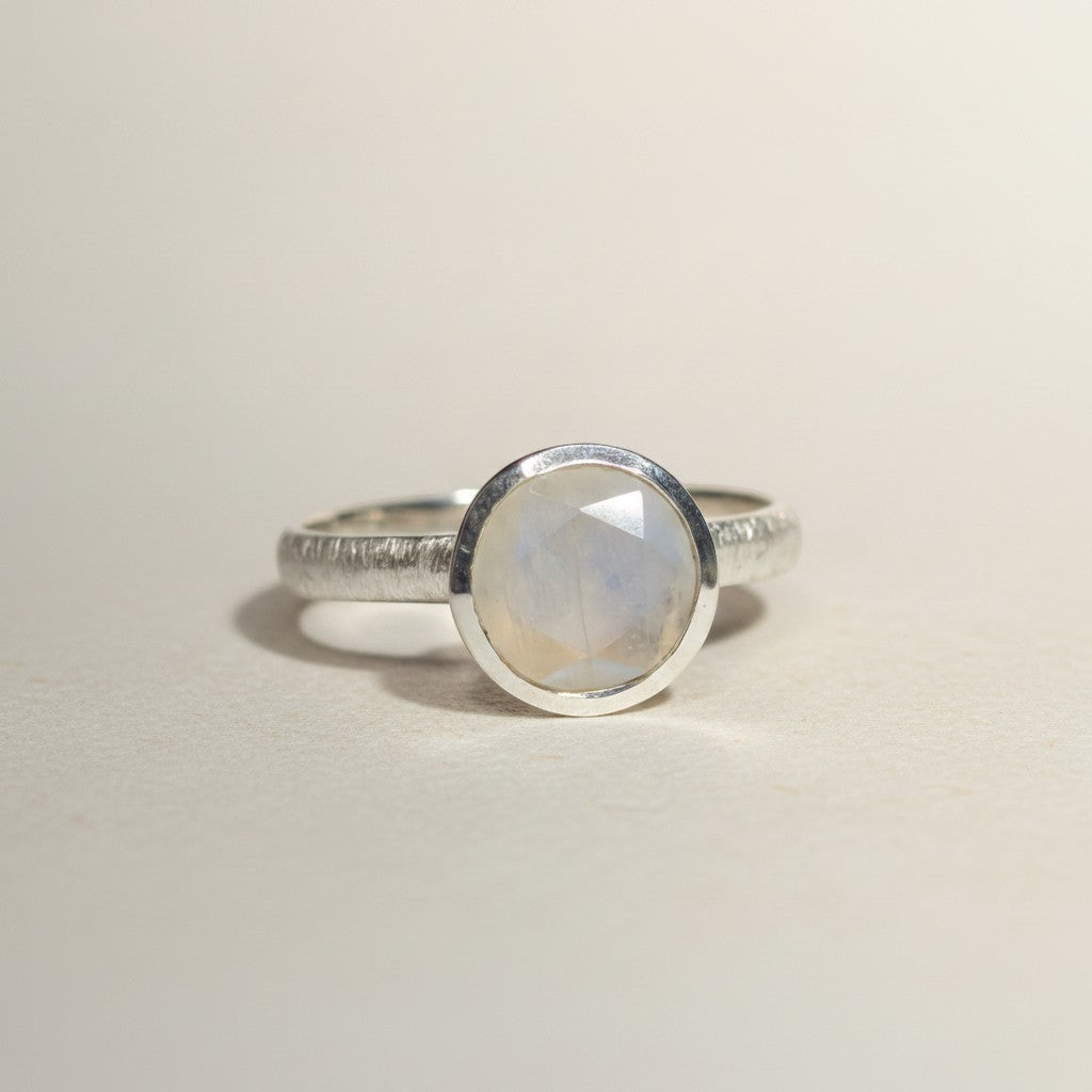Ein Ring (Damen) aus hochwertigem 925er Silber verziert mit einem Mondstein (Stein der Intuition, zugeordnet dem Sakralchakra) von Sinnikäs®.