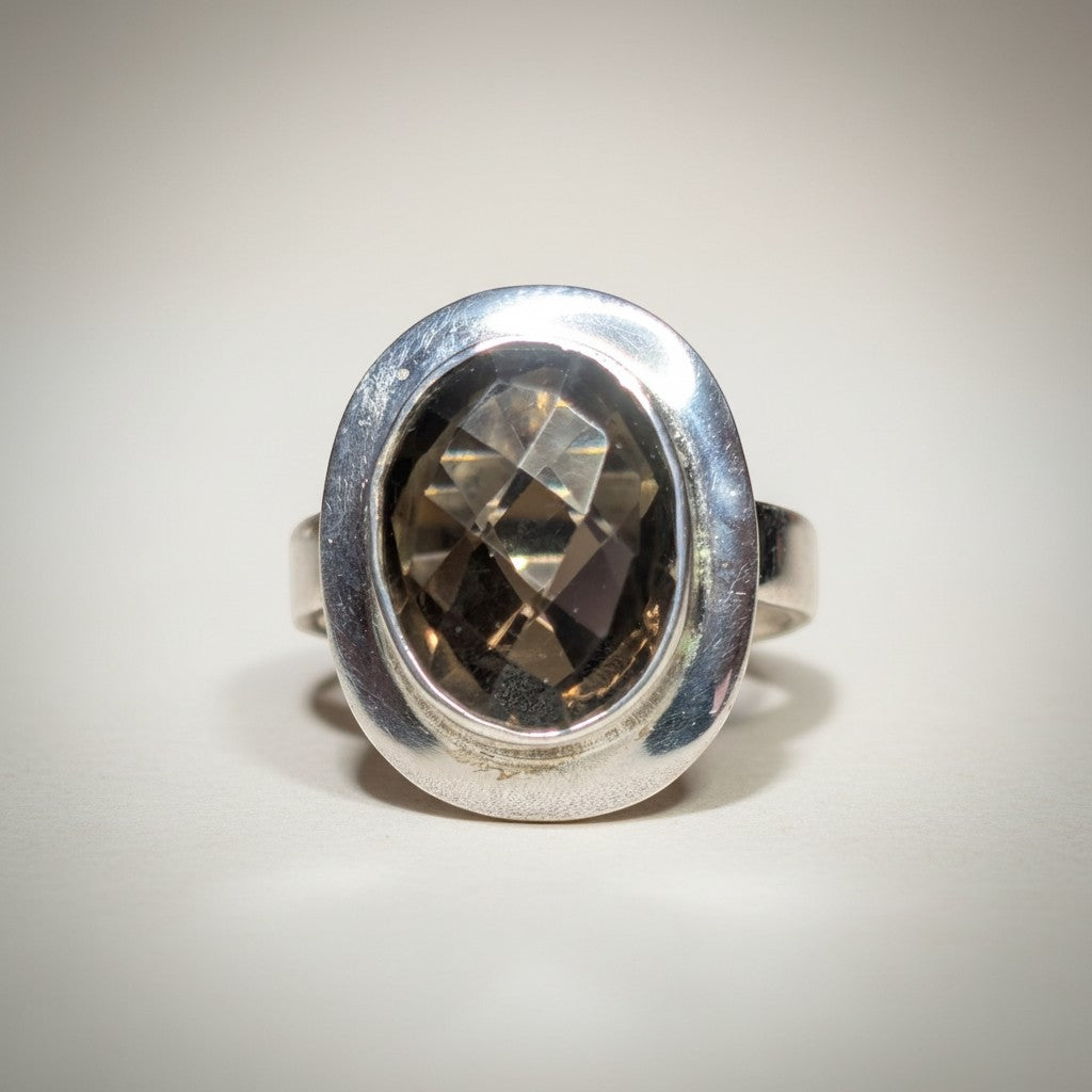 Ein Ring (Damen) aus hochwertigem 925er Silber verziert mit einem Rauchquarz (Stein der Stressbewältigung, zugeordnet dem Wurzelchakra) von Sinnikäs®.