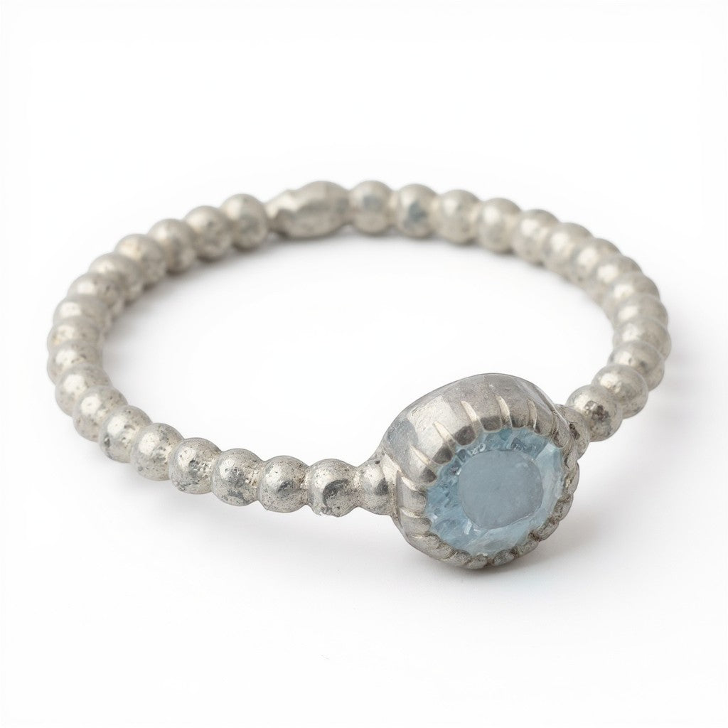 Ein Ring (Damen) aus hochwertigem 925er Silber verziert mit einem Zirkon (Stein der Erneuerung, zugeordnet dem Wurzelchakra) von Sinnikäs®.