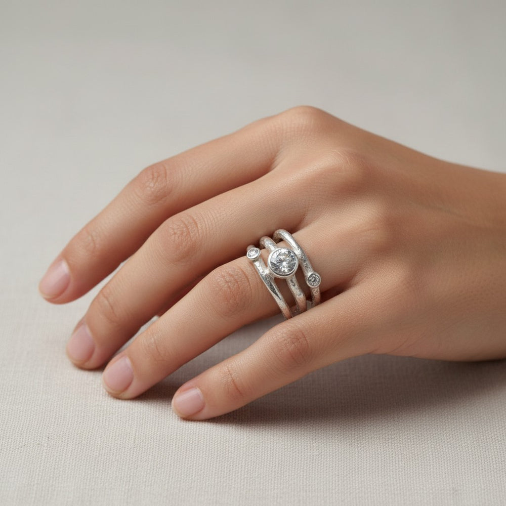 Ambiente-Ansicht des Rings verziert mit einem Zirkon (Stein der Erneuerung, zugeordnet dem Wurzelchakra) von Sinnikäs®.