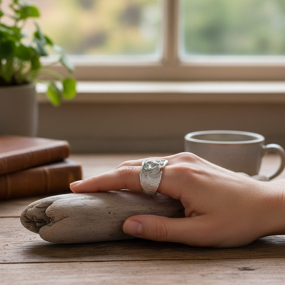 Ambiente-Ansicht des Rings verziert mit einem Zirkon (Stein der Erneuerung, zugeordnet dem Wurzelchakra) von Sinnikäs®.