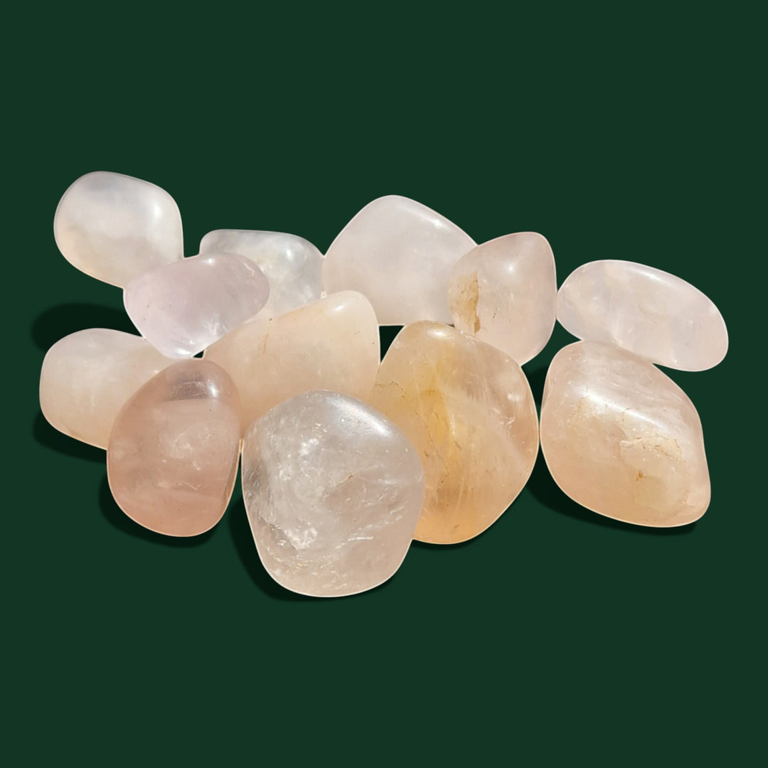 Ausgewählter Rosenquarz Handschmeichler in Freiform (Natürlich flach) der Marke Sinnikäs®.