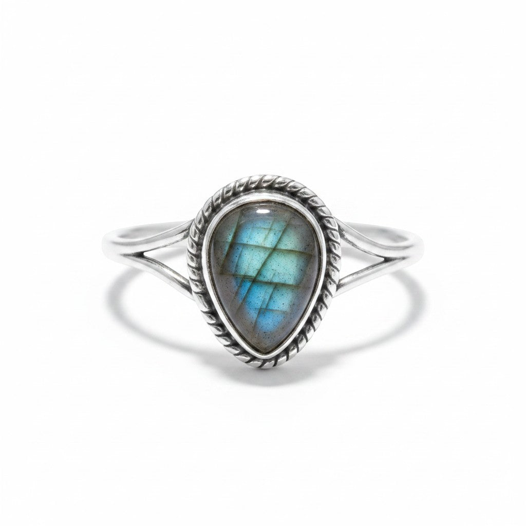 Ein Ring (Damen) aus 925er Silber mit tropfenförmigem Labradorit der Marke Sinnikäs®.
