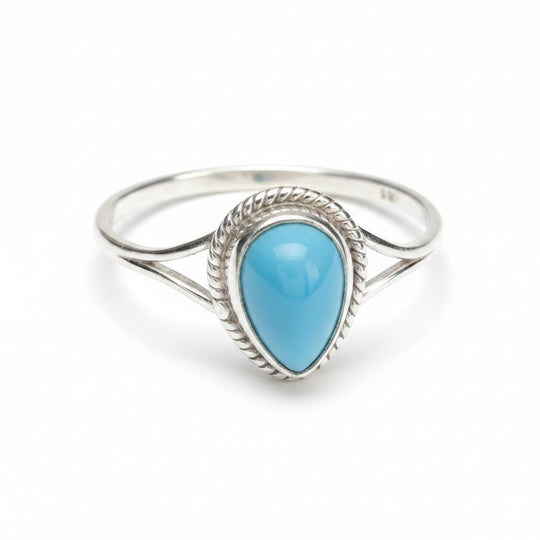 Ein Ring (Damen) aus 925er Silber mit tropfenförmigem Chalzedon der Marke Sinnikäs®.