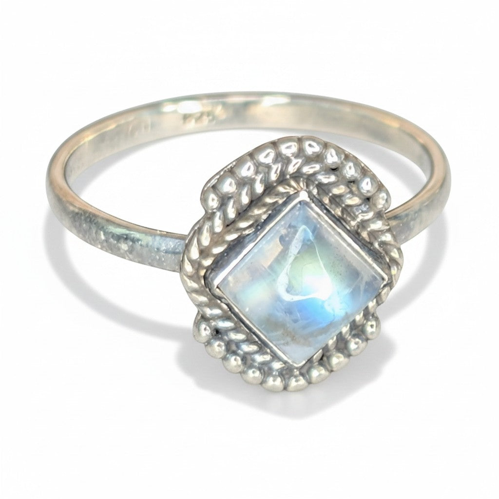 Ein Ring fuer Damen aus 925er Silber mit rechteckigem Mondstein der Marke Sinnikaes.
