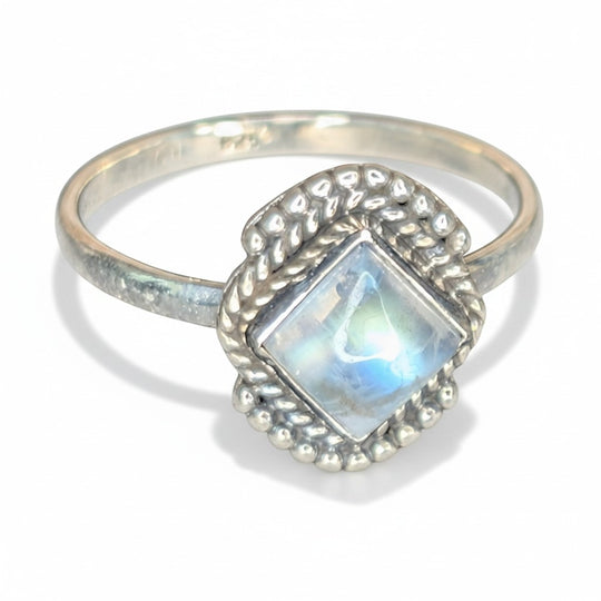 Ein Ring fuer Damen aus 925er Silber mit rechteckigem Mondstein der Marke Sinnikaes.