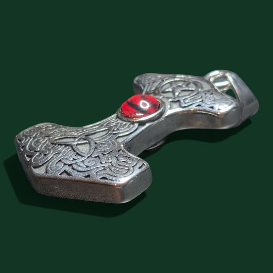 Nahaufnahme des  Amulett der Marke Sinnikäs®.