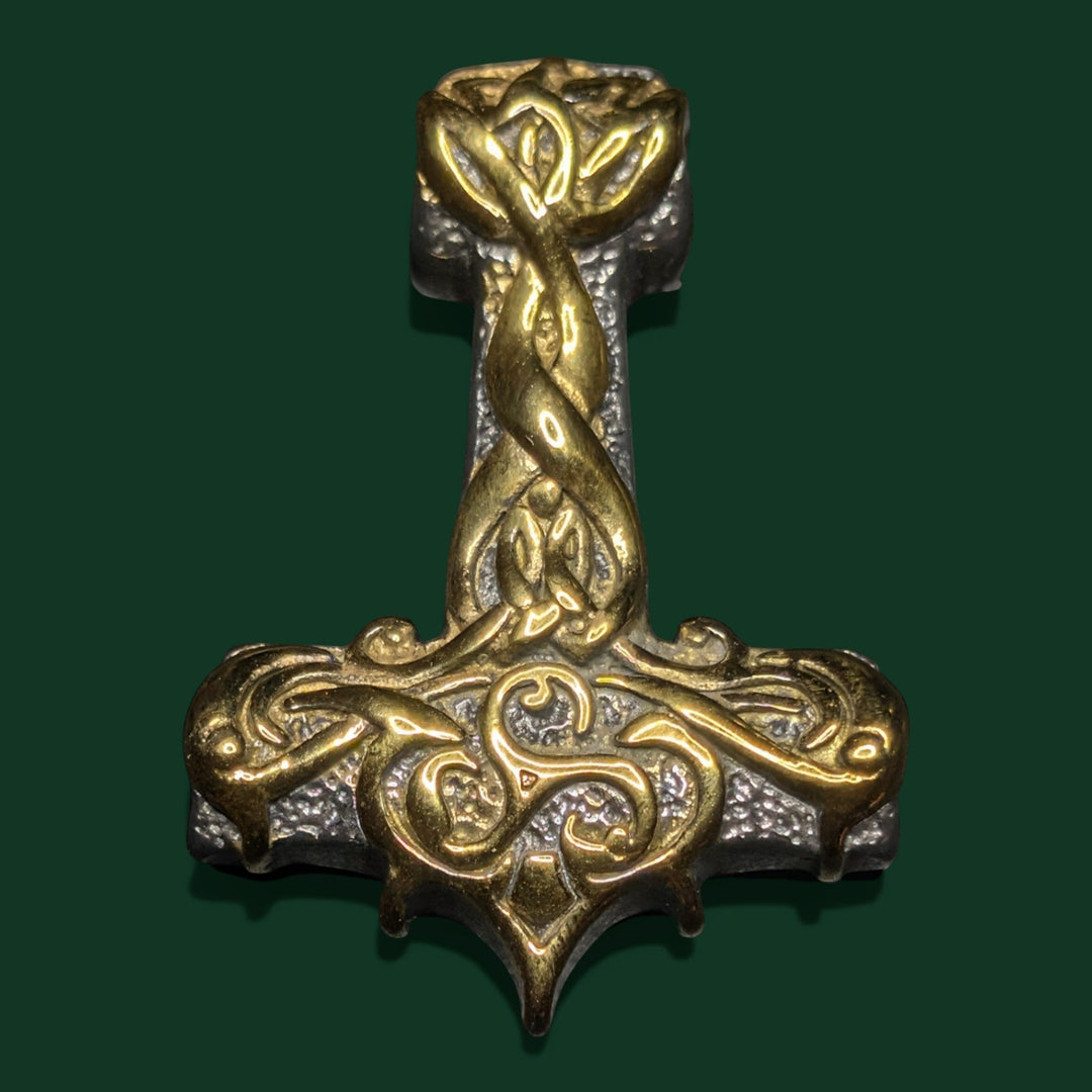 Detailaufnahme vom Amulett aus Edelstahl von Sinnikäs®.