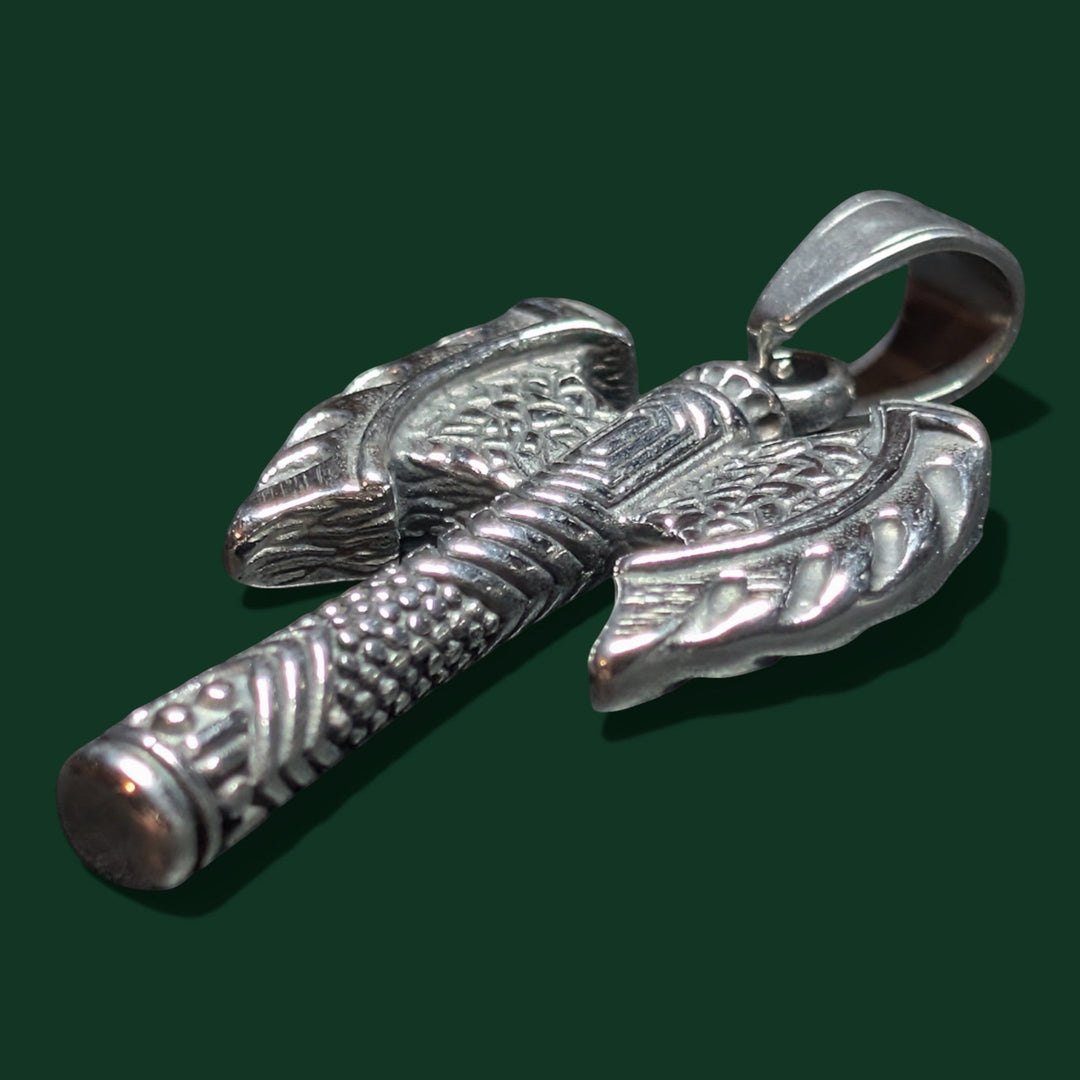 Nahaufnahme des Axt Amulett der Marke Sinnikäs®.