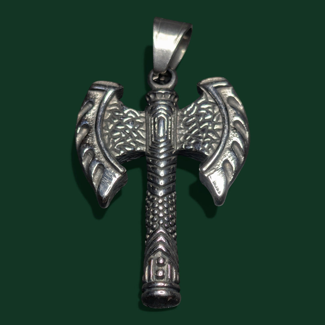 Detailaufnahme vom Axt Amulett aus Edelstahl von Sinnikäs®.