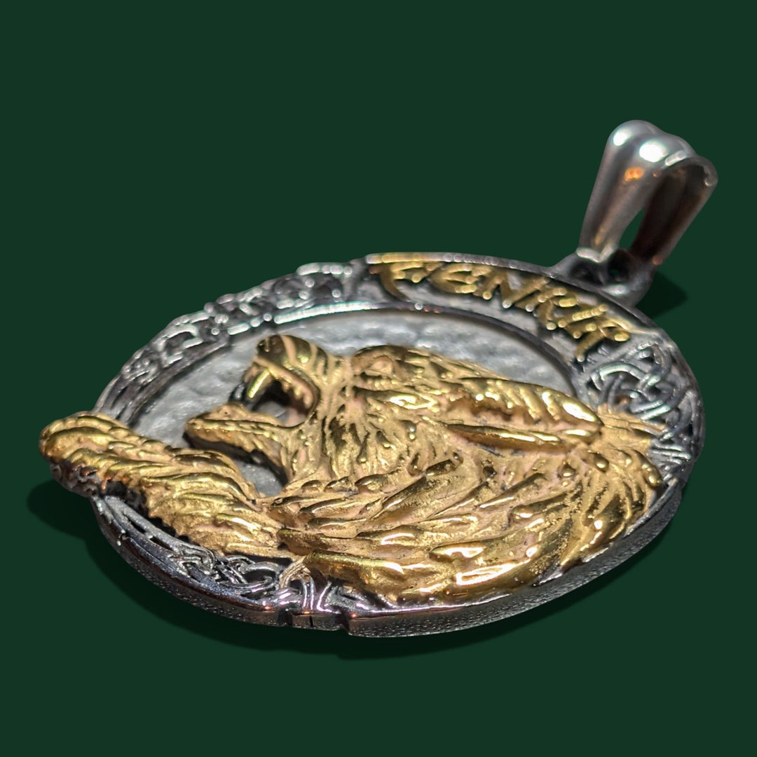 Nahaufnahme des Fenrir Amulett der Marke Sinnikäs®.