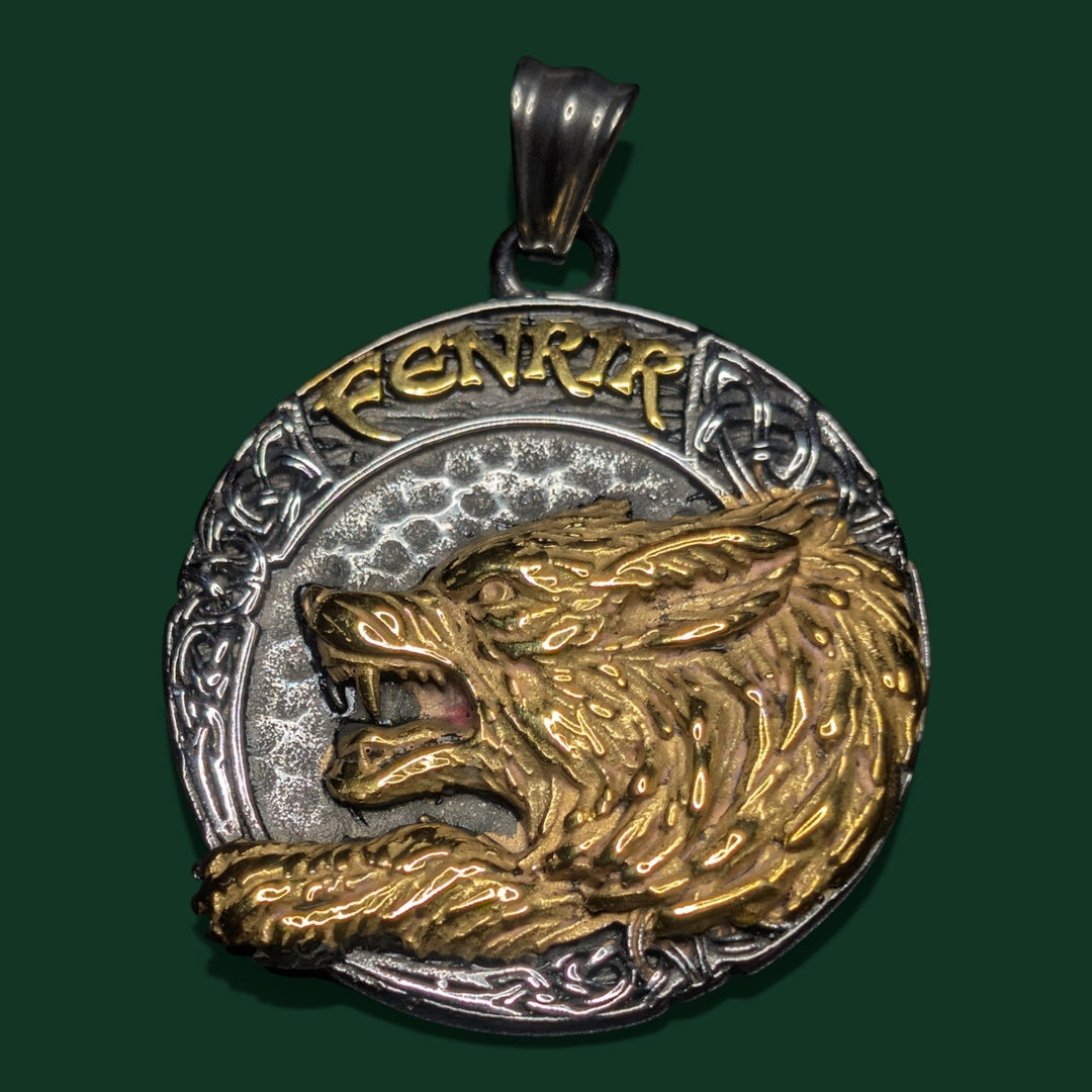Detailaufnahme vom Fenrir Amulett aus Edelstahl von Sinnikäs®.