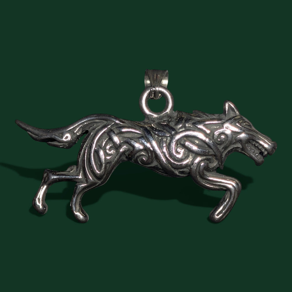 Stilvolle Produktpräsentation: Wikinger Fenrir Anhänger aus Edelstahl (seitenansicht) der Marke Sinnikäs® in der Totalaufnahme.