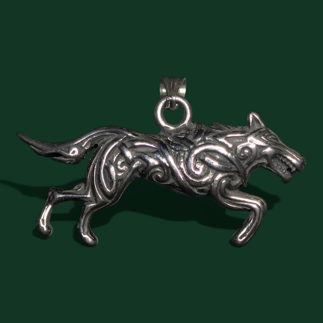 Stilvolle Produktpräsentation: Wikinger Fenrir Anhänger aus Edelstahl (seitenansicht) der Marke Sinnikäs® in der Totalaufnahme.