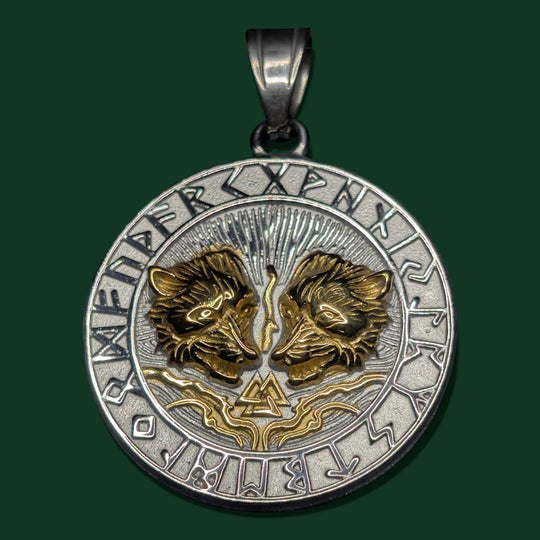Detailaufnahme vom Geri und Freki Amulett aus Edelstahl von Sinnikäs®.