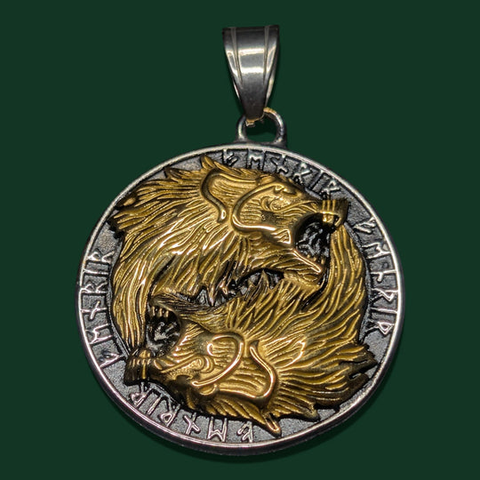 Detailaufnahme vom Geri und Freki Amulett aus Edelstahl von Sinnikäs®.