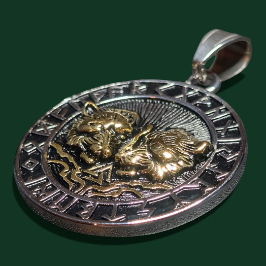 Nahaufnahme des Geri und Freki Amulett der Marke Sinnikäs®.