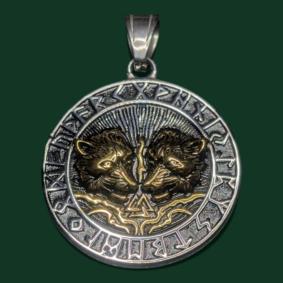 Detailaufnahme vom Geri und Freki Amulett aus Edelstahl von Sinnikäs®.