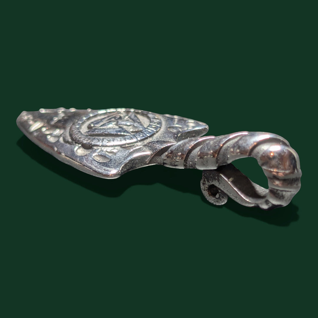 Nahaufnahme des Gungnir Amulett der Marke Sinnikäs®.
