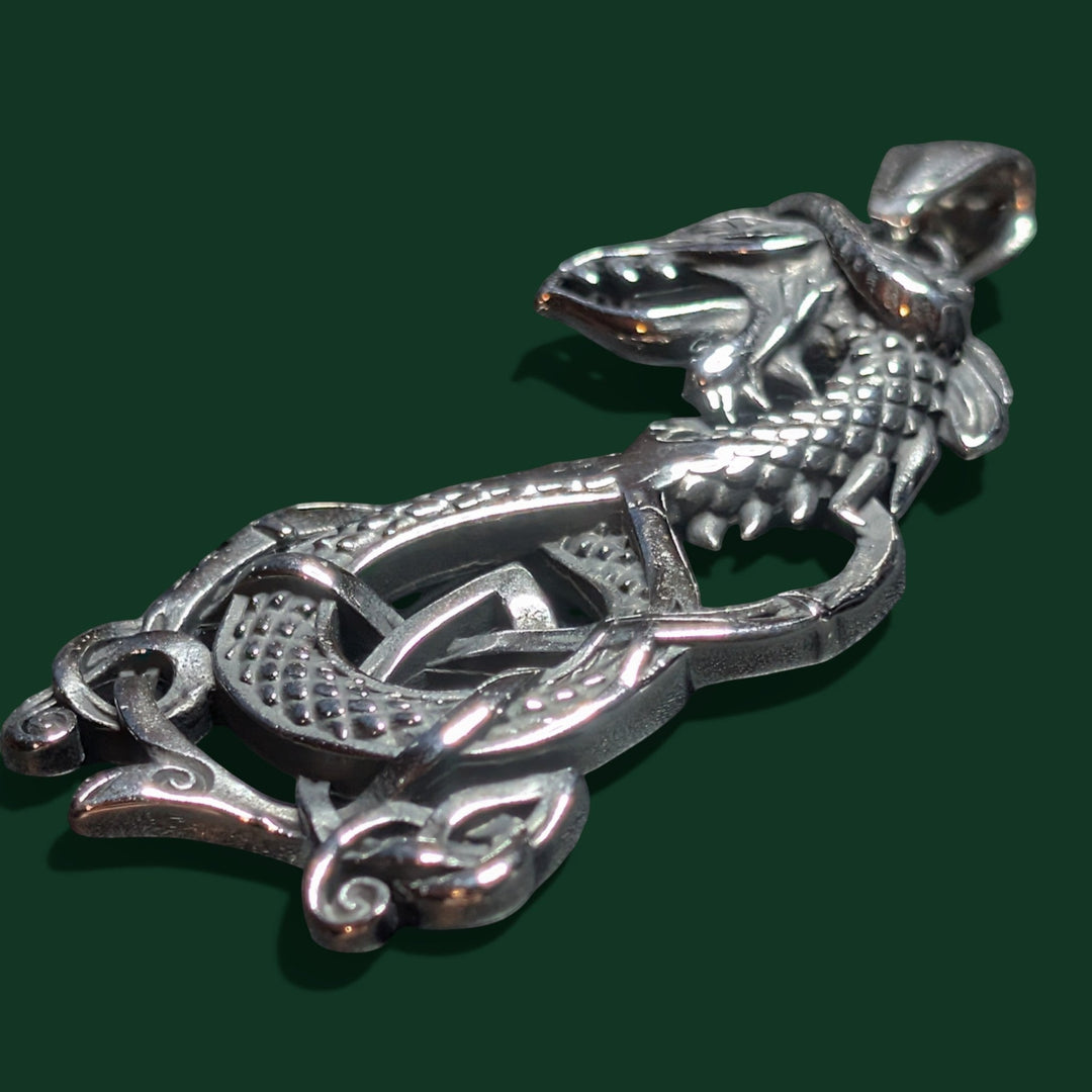 Nahaufnahme des Jormungand Amulett der Marke Sinnikäs®.