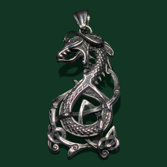 Detailaufnahme vom Jormungand Amulett aus Edelstahl von Sinnikäs®.
