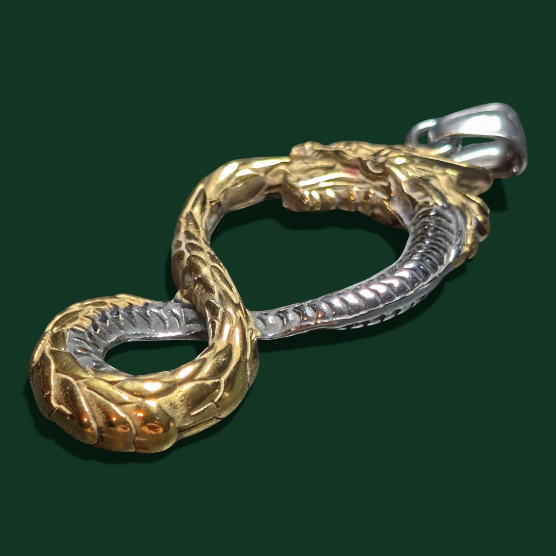 Nahaufnahme des Jormungand Amulett der Marke Sinnikäs®.