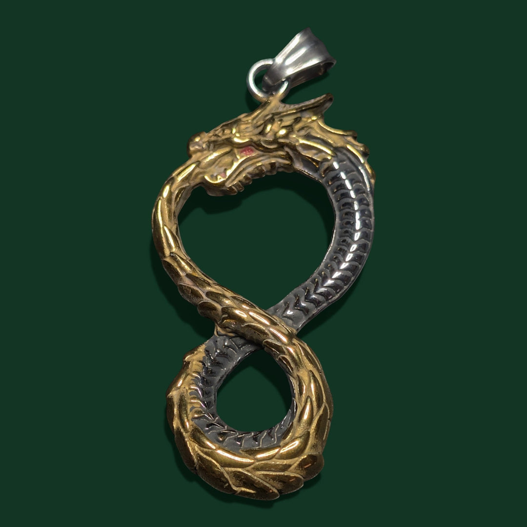 Detailaufnahme vom Jormungand Amulett aus Edelstahl von Sinnikäs®.