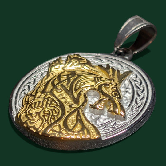 Nahaufnahme des Jormungand Amulett der Marke Sinnikäs®.