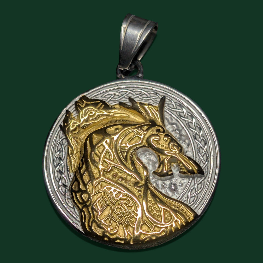 Detailaufnahme vom Jormungand Amulett aus Edelstahl von Sinnikäs®.