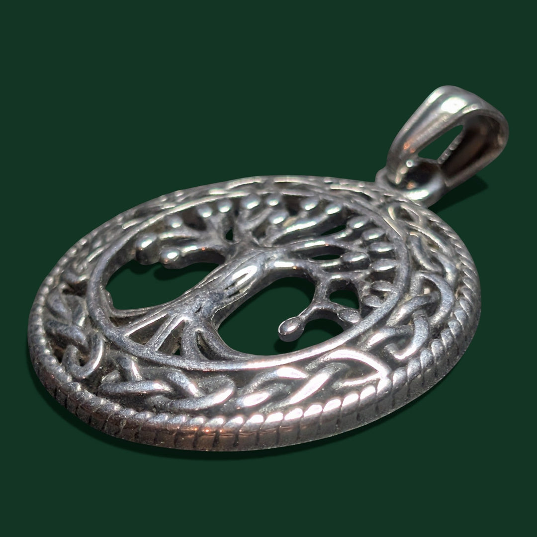 Nahaufnahme des Lebensbaum (Yggdrasil) Amulett der Marke Sinnikäs®.