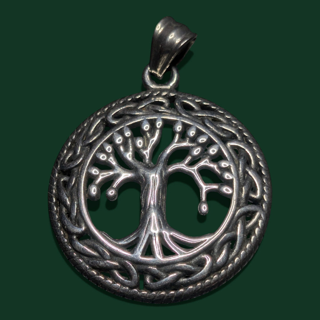 Detailaufnahme vom Lebensbaum (Yggdrasil) Amulett aus Edelstahl von Sinnikäs®.