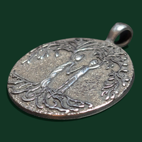 Nahaufnahme des Lebensbaum (Yggdrasil) Amulett der Marke Sinnikäs®.