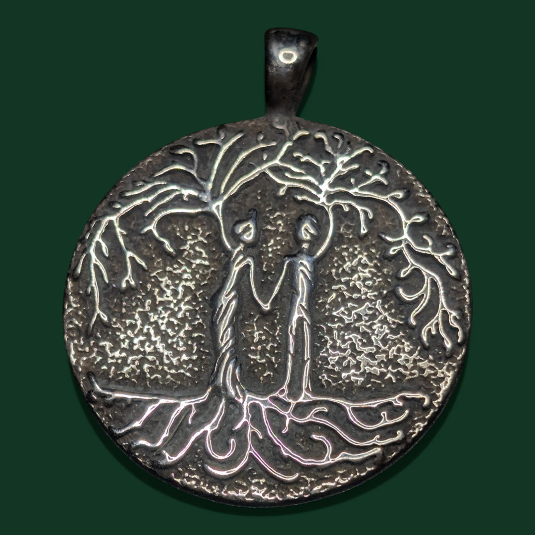 Detailaufnahme vom Lebensbaum (Yggdrasil) Amulett aus Edelstahl von Sinnikäs®.