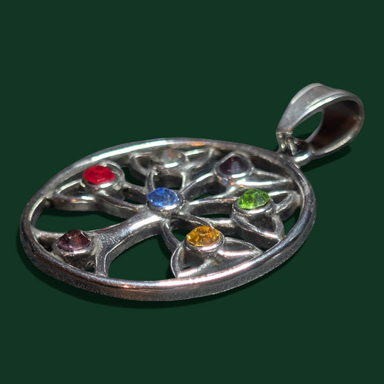 Nahaufnahme des Lebensbaum (Yggdrasil) Amulett der Marke Sinnikäs®.