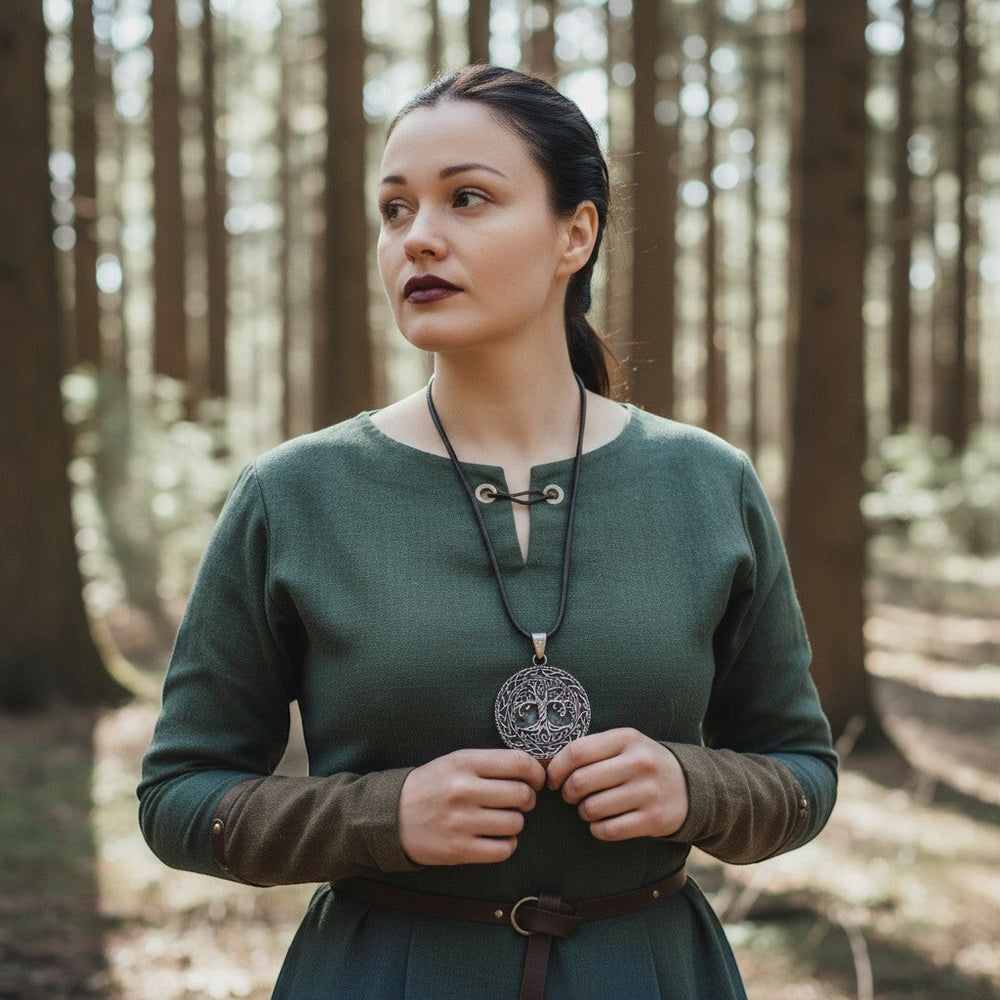 Ambiente-Ansicht des Lebensbaum (Yggdrasil) Amulett von Sinnikäs®.