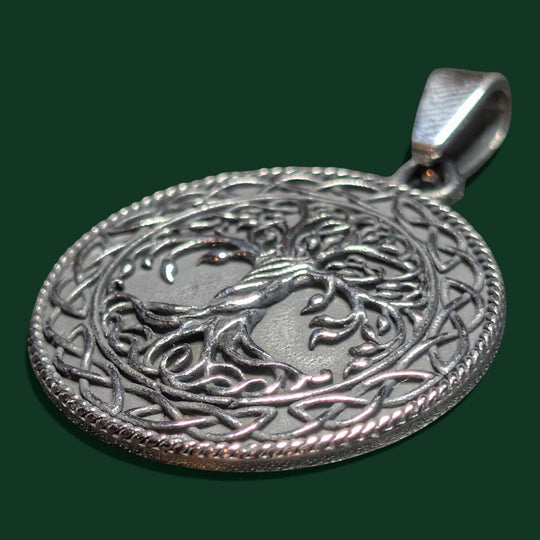 Nahaufnahme des Lebensbaum (Yggdrasil) Amulett der Marke Sinnikäs®.