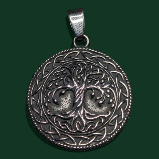Detailaufnahme vom Lebensbaum (Yggdrasil) Amulett aus Edelstahl von Sinnikäs®.
