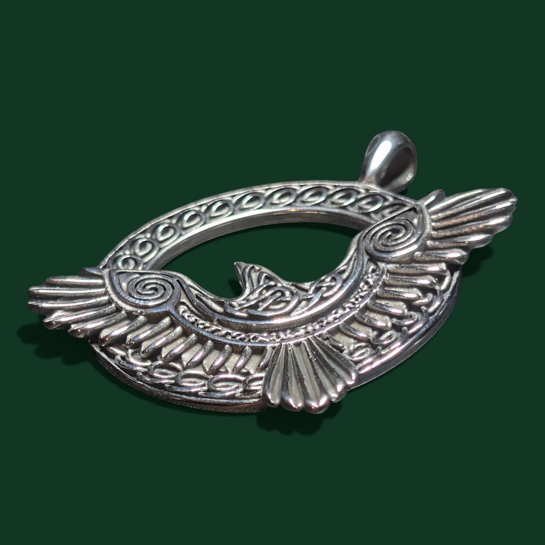 Nahaufnahme des Rabe Amulett der Marke Sinnikäs®.