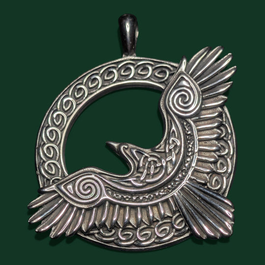 Detailaufnahme vom Rabe Amulett aus Edelstahl von Sinnikäs®.